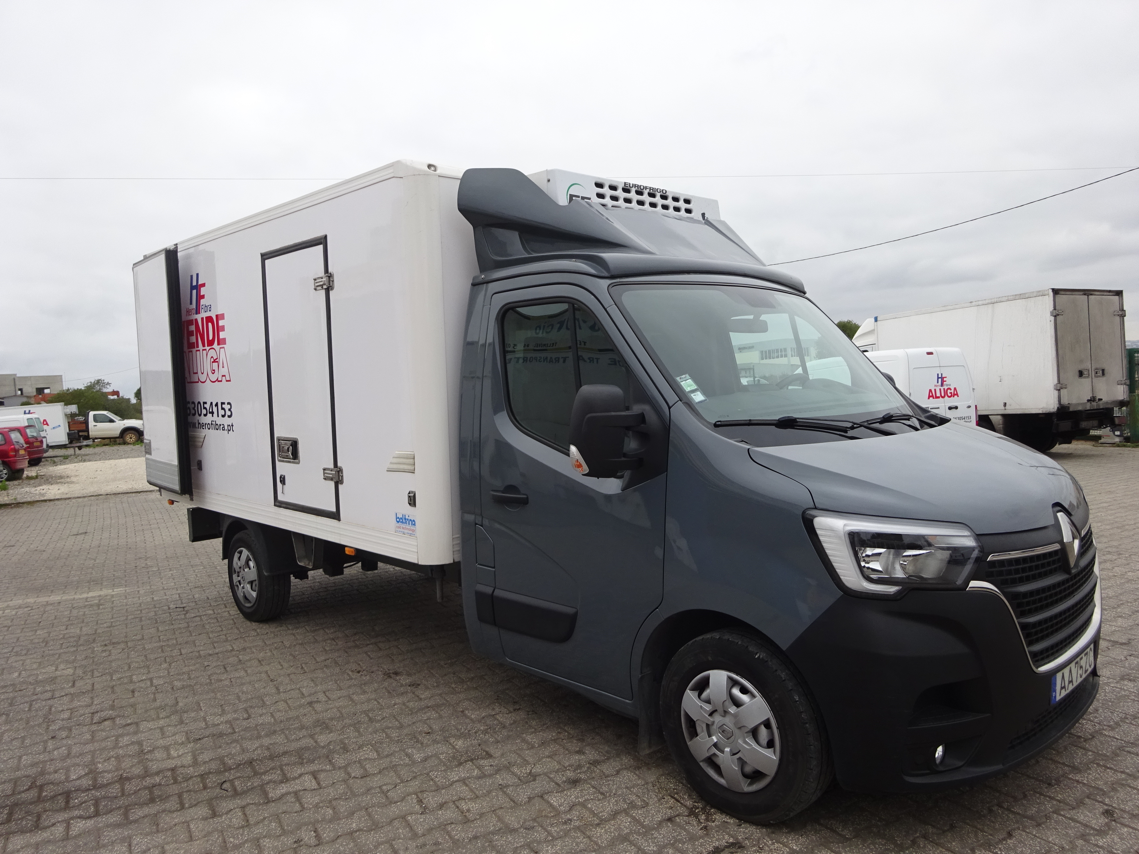 Renault Master cinza