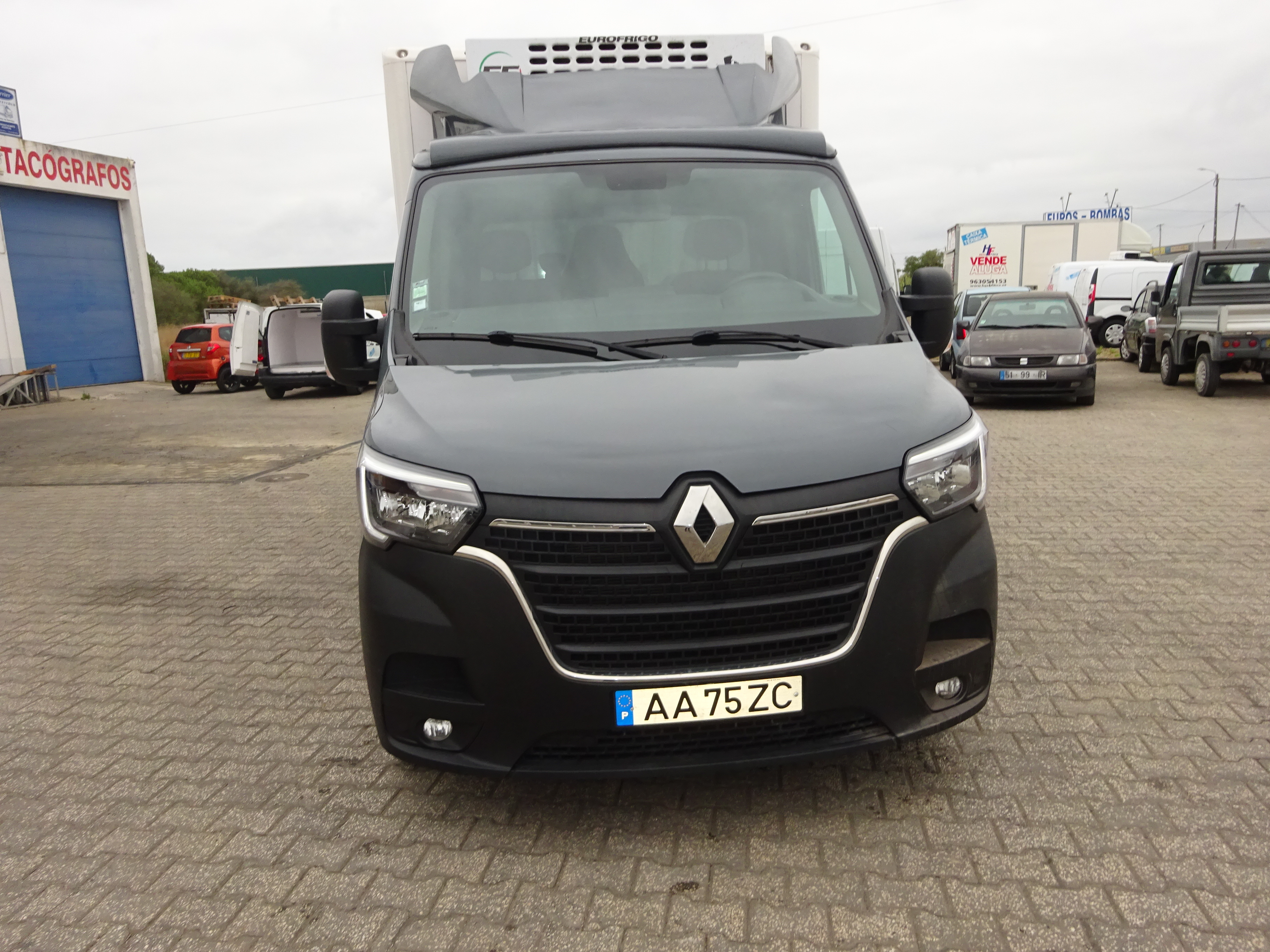 Renault Master cinza