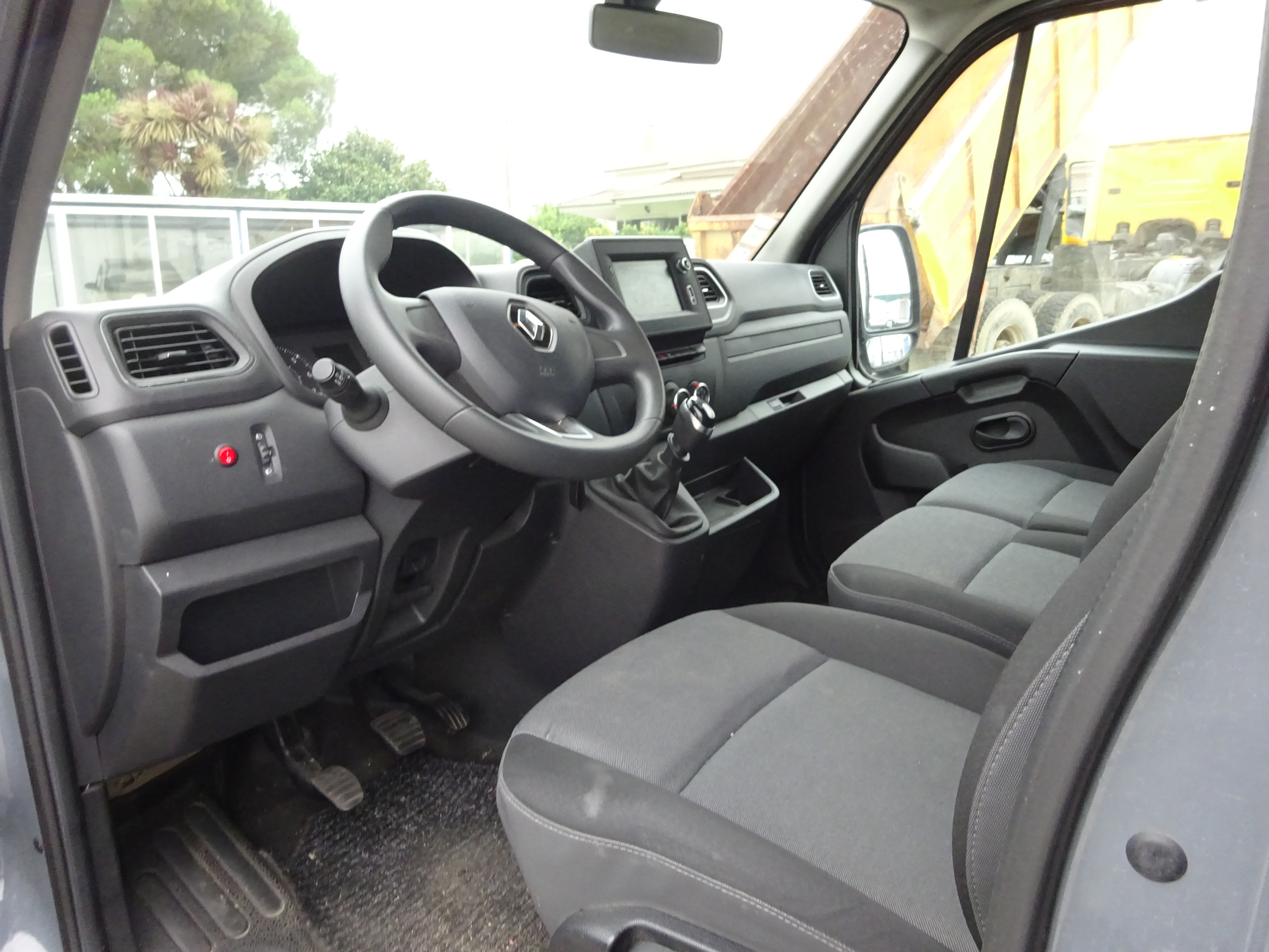 Renault Master cinza